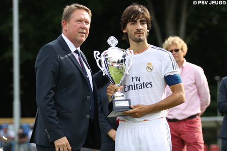 Ron Verkerk overhandigt de beker aan de aanvoerder van Real.