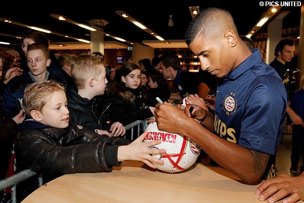 In de winkel waren spelers van PSV aanwezig voor handtekeningen.