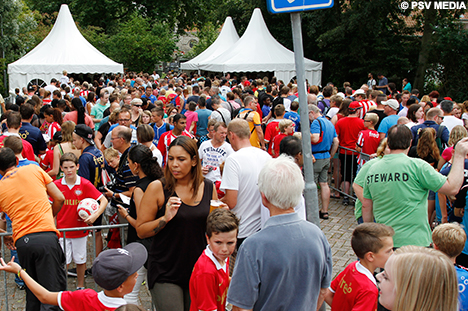 Drukte voor de stand waar handtekeningen werden uitgedeeld en foto's werden gemaakt.