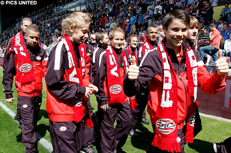 Kampioenen van PSV C2: Baggio Wallenburg, Ruud van Breemen, Steven Bosma, Arne Lekens en Lars Dickens