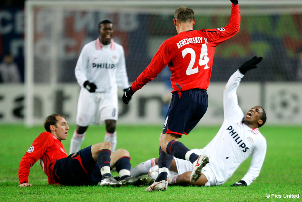 Doelpuntmaker Jefferson Farfan wordt aangepakt door Russische verdedigers | © Pics United