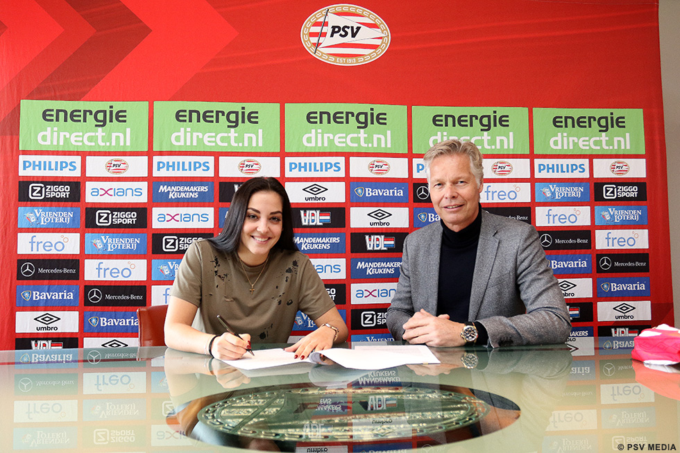 Sofia Nati zet haar handtekening onder een contract bij PSV | © PSV Media