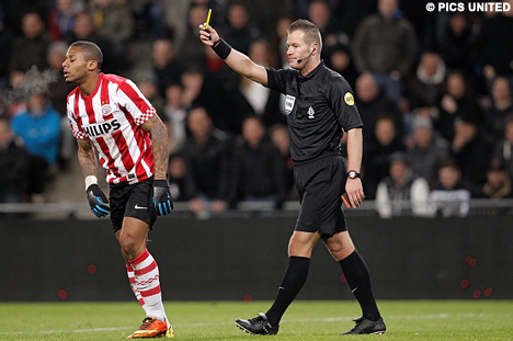 Een gele kaart voor Jeremain Lens na een vermeende valpartij.