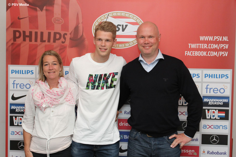 De jeugdige Deen tekende in het bijzijn van zijn ouders het contract. Namens heel PSV welkom en veel succes bij de club. | © PSV Media