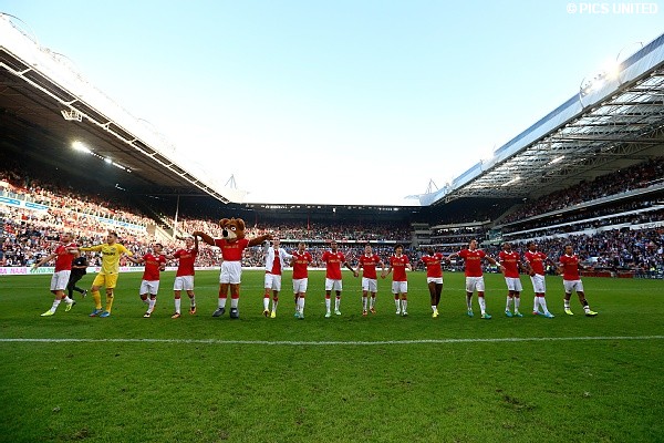 De overwinning werd uitbundig gevierd met de toeschouwers.