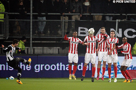 Deze vrije trap van Marko Vejinovic mist het doel.