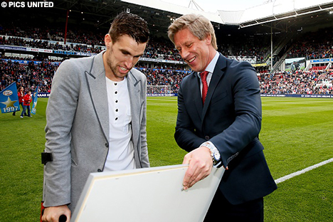 Technisch manager Marcel Brands bedankt Kevin Strootman.