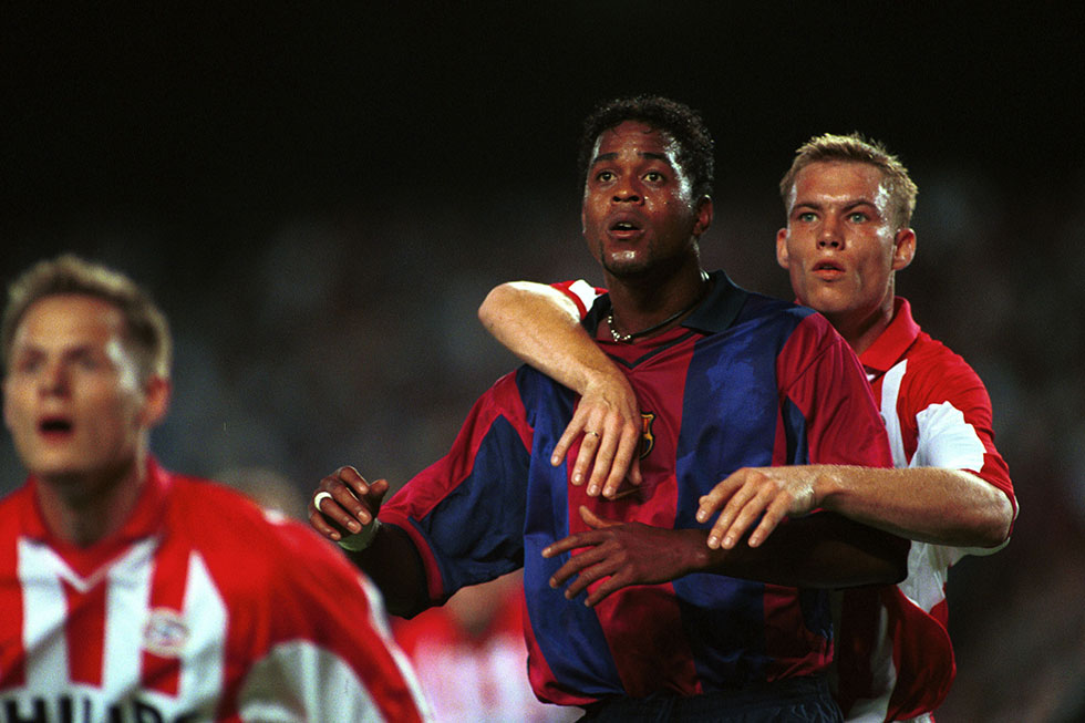 Duellerend in PSV-shirt met Patrick Kluivert (FC Barcelona)