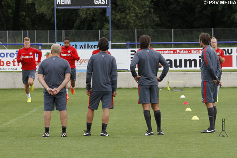 De staf ziet toe hoe de ploeg een loopoefening afwerkt.