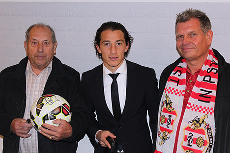 De blije winnaars op de foto met Andr&eacute;s Guardado.