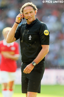 Scheidsrechter Reinold Wiedemeijer.