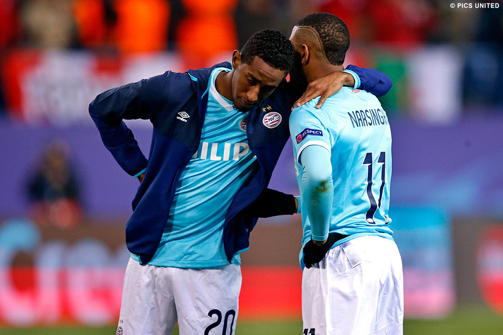 Joshua Brenet troost Luciano Narsingh, die even hier PSV's achtste strafschop mistte | © Pics United