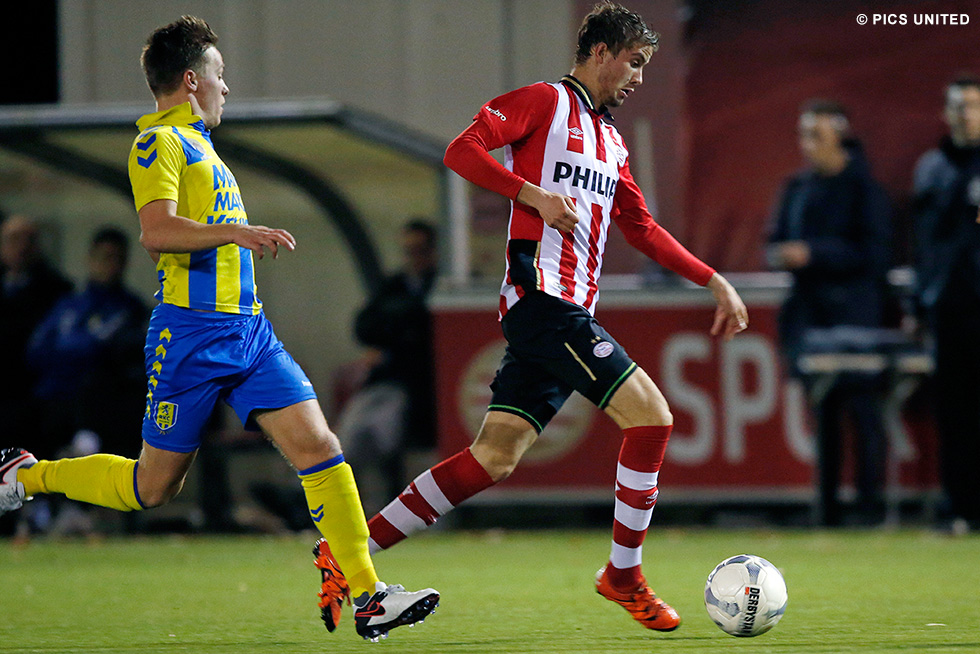 Ramon Pascal Lundqvist in duel met Rienstra van RKC Waalwijk | © Pics United