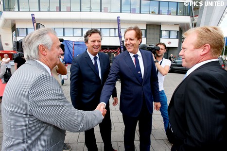 Willy van der Kuijlen schudt burgemeester Rob van Gijzel de hand.