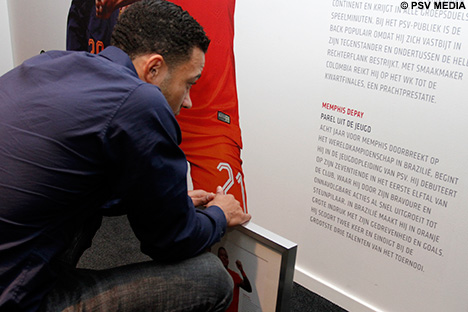 Naast de afbeeldingen staat over elke speler een tekst.