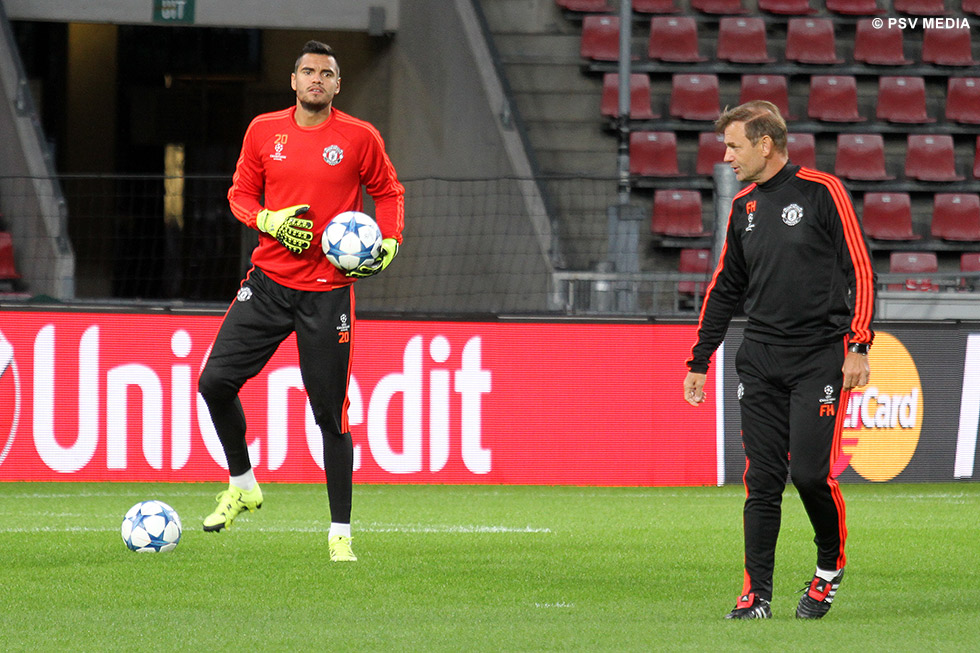 Doelman Sergio Romero en keeperstrainer Frans Hoek | © PSV Media