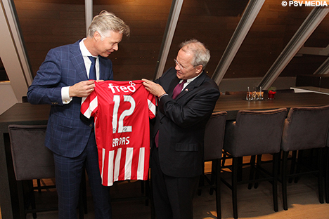 Peter Fossen overhandigt Timothy Broas een PSV-shirt met zijn naam.