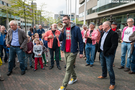 Cabaretier Theo Maassen spreekt de toeschouwers toe.