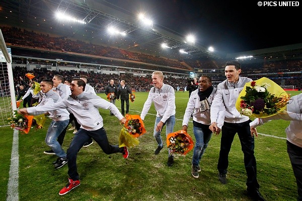 Voor de wedstrijd tegen sc Heerenveen werd het team gehuldigd.