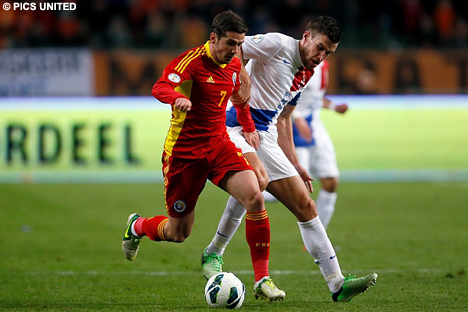 Aanvoerder Kevin Strootman in duel met Alexandru Chipciu.