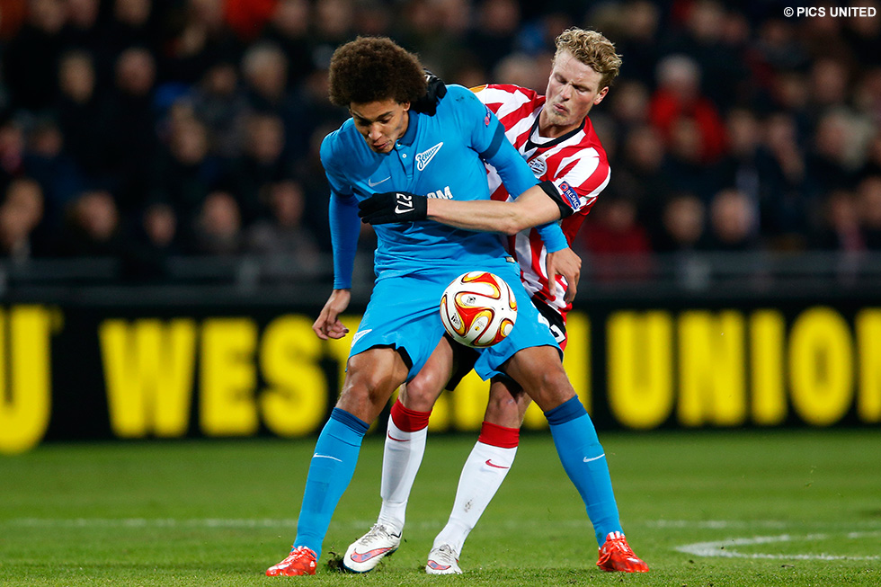 Oscar Hiljemark in duel met Belgisch international Axel Witsel | © Pics United