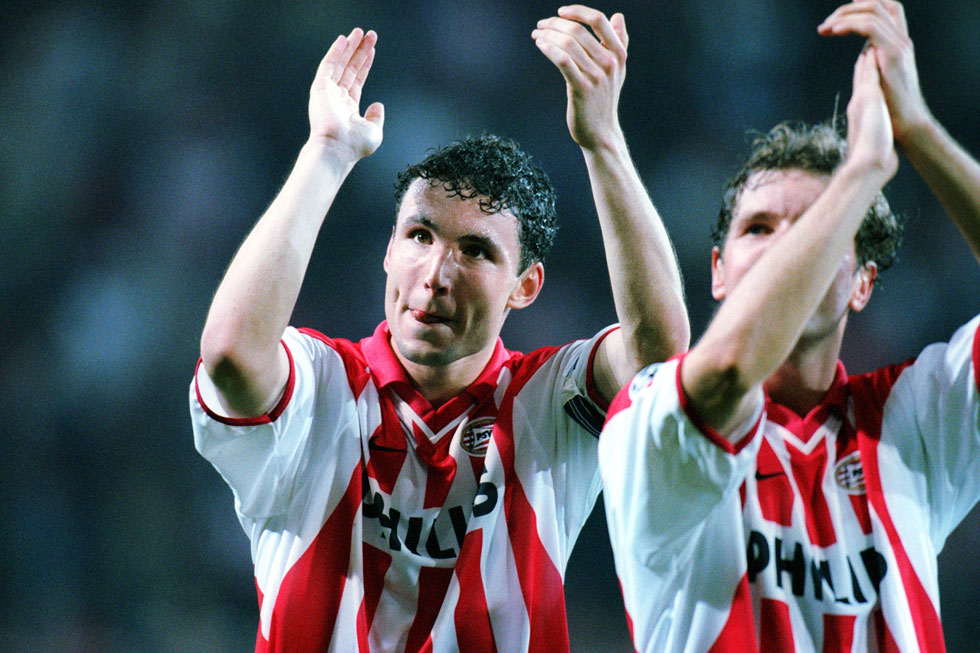 Mark van Bommel bedankt het publiek voor de steun. De middenvelder scoorde eenmaal tegen Manchester United | &copy; Pics United