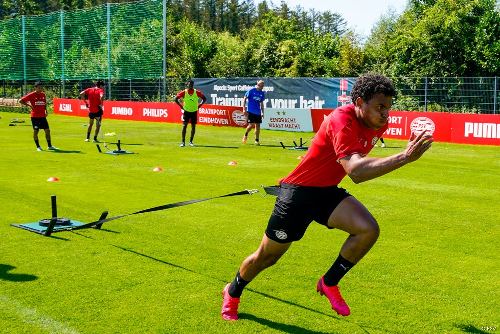 Donyell Malen werkt zich in de slag in de rondte in Duitsland