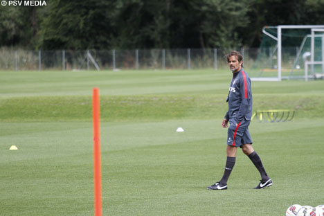 Hoofdcoach Phillip Cocu op het trainingsveld waar PSV nog tot vrijdag blijft.