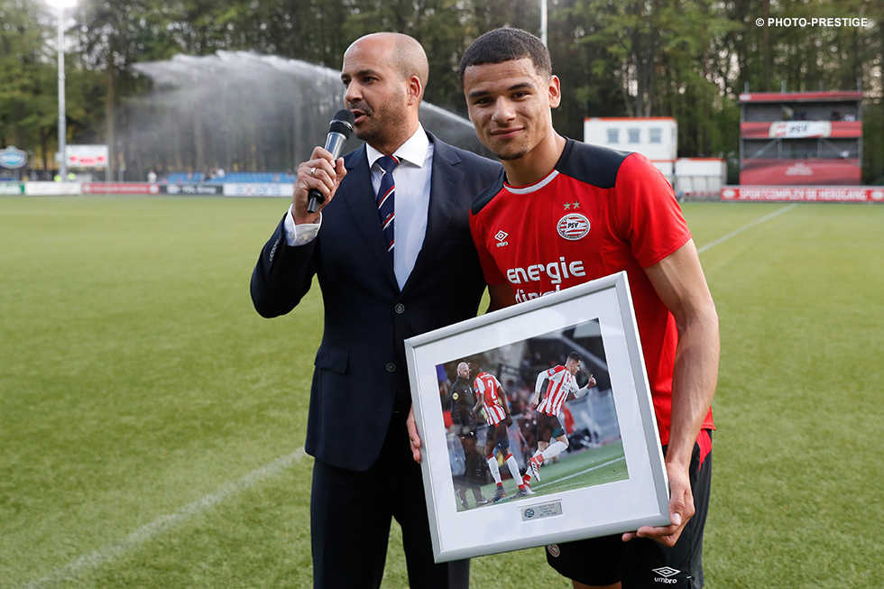 Armando Obispo werd voor de wedstrijd gehuldigd vanwege zijn debuut in PSV 1