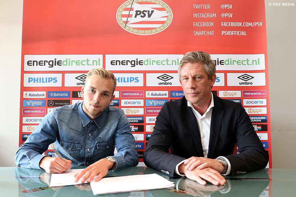 Hidde Jurjus ondertekende vrijdagmiddag zijn vijfjarig contract | © PSV Media