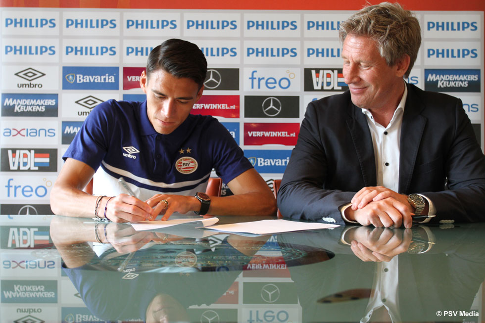 Het moment dat het definitief is. Moreno zet zijn handtekening onder het PSV-contract | © PSV Media