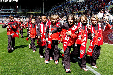Spelers van PSV E1 en PSV E2 nemen het applaus in ontvangst.