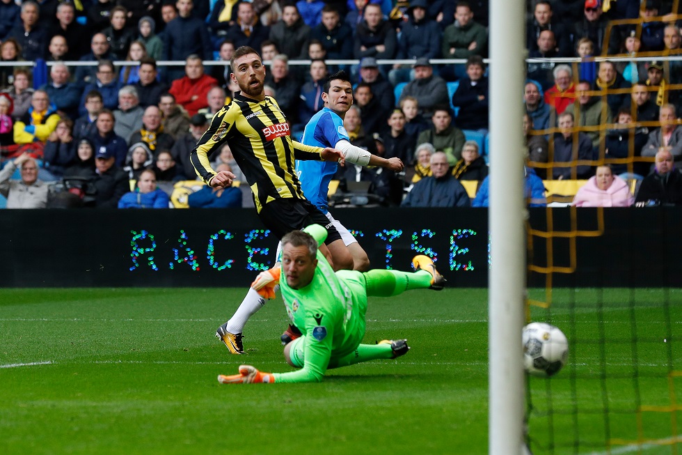 Vitesse-doelman Remko Pasveer wordt gepasseerd. Ook zondag staat de oud-PSV'er vermoedelijk onder de lat tegen PSV