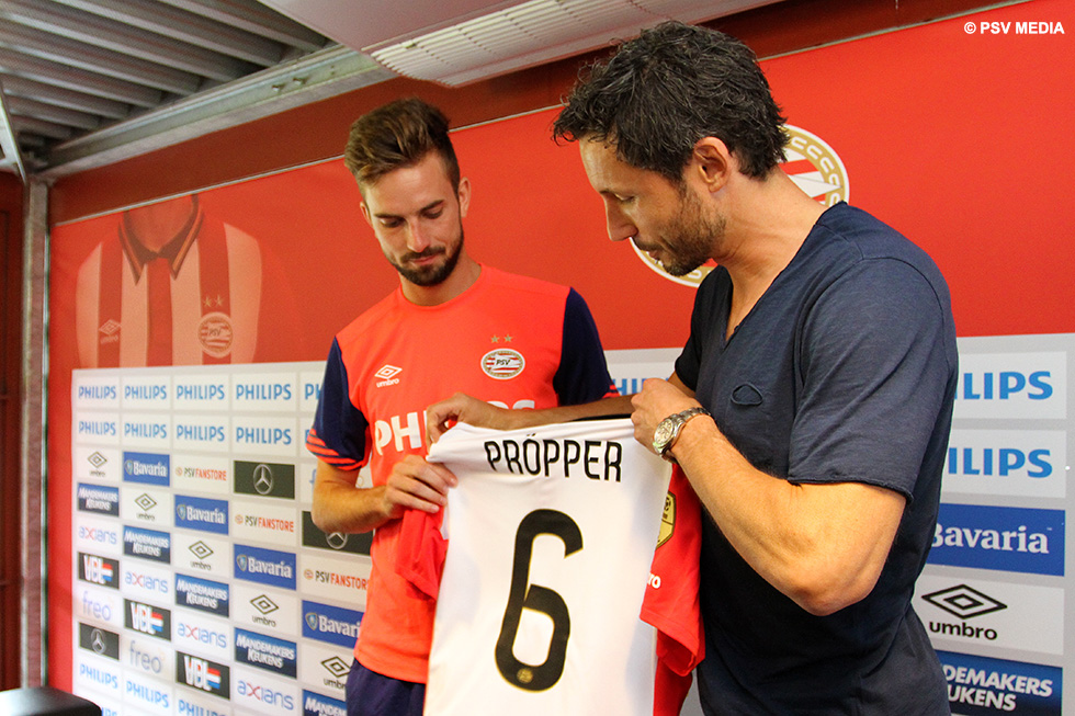 Mark van Bommel overhandigde Davy Pr&ouml;pper zijn shirt | &copy; PSV Media