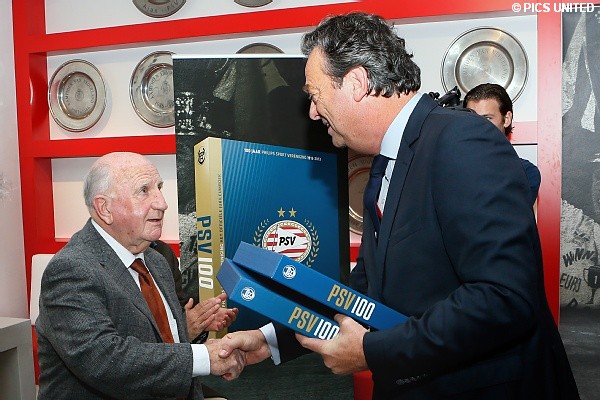 Kees Rijvers krijgt een exemplaar van Tiny Sanders.