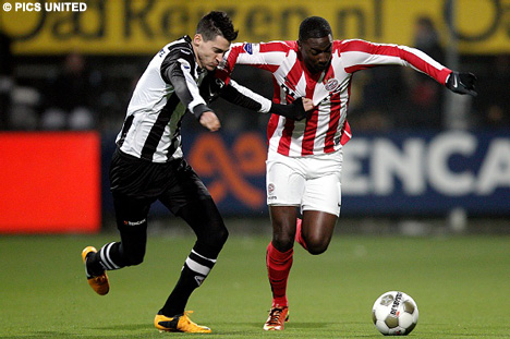 Jetro Willems in duel met Marko Vejinovic.