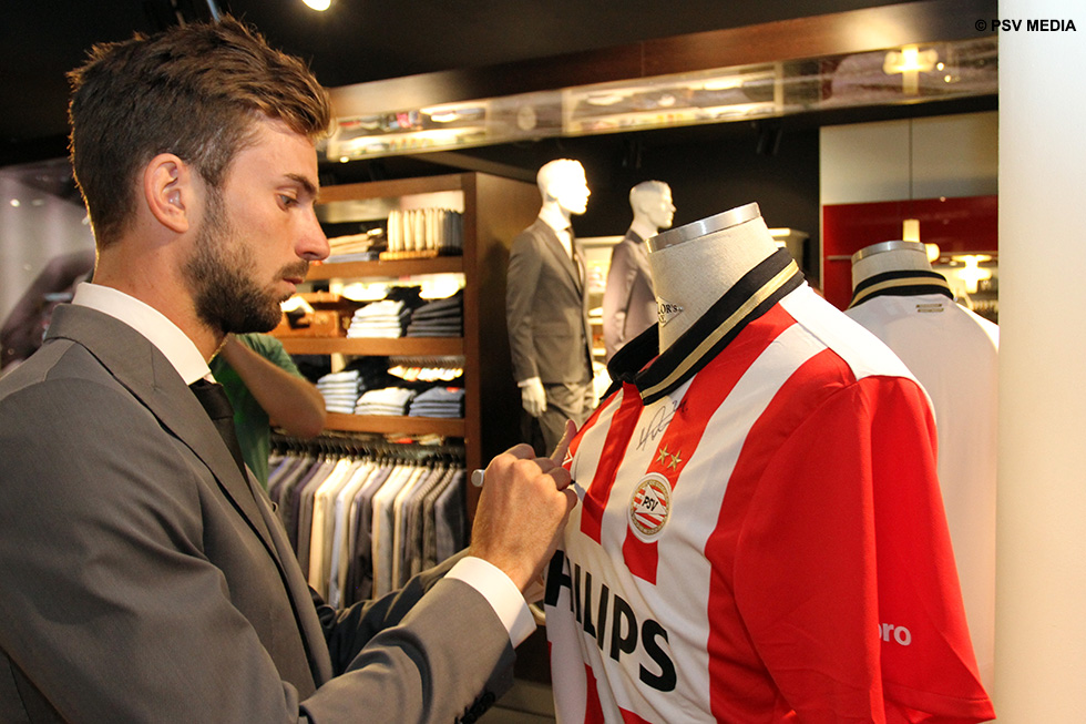 Davy Pr&ouml;pper zet zijn hier handtekening op &eacute;&eacute;n van de wedstrijdshirts in de winkel | &copy; PSV Media