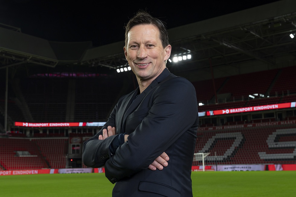 Roger Schmidt tekende in het Philips Stadion een contract voor twee seizoenen