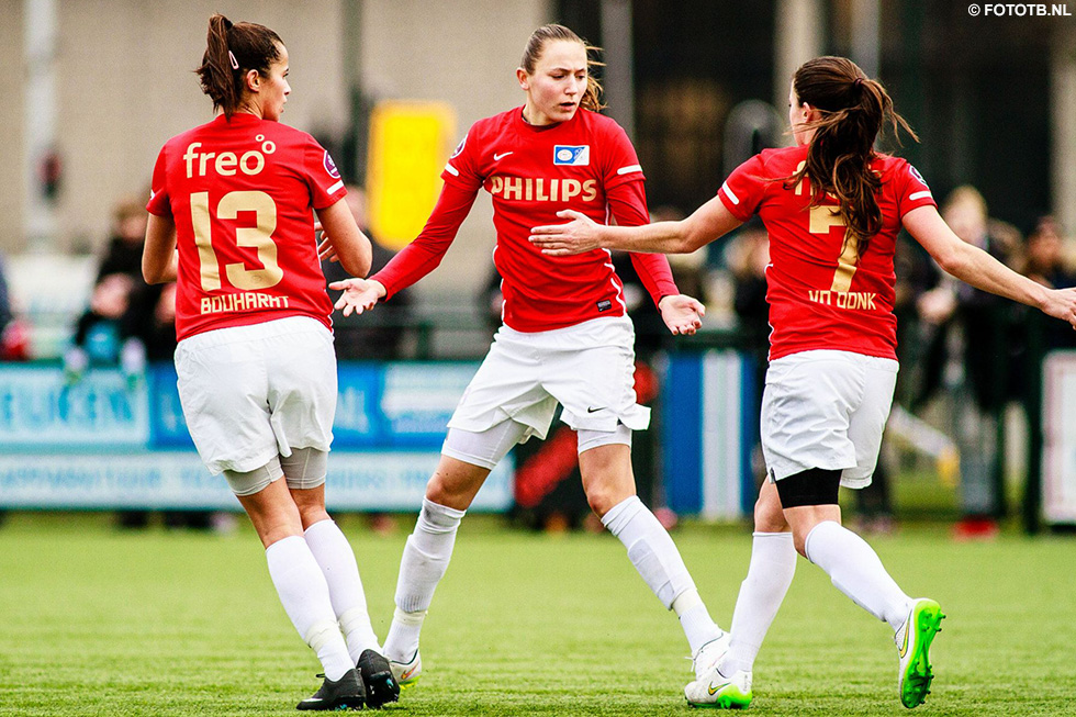 Vreugde bij Ibtissam Bouharat, Nadia Coolen en Daniële van de Donk in Amsterdam | © FOTOTB.NL