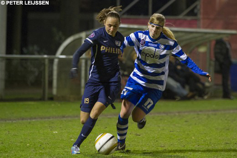 Nadia Coolen in duel met een speelster van KAA Gent.