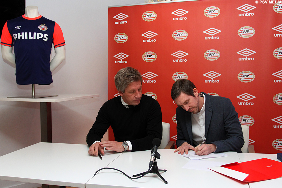 Het contract werd dinsdagmiddag ondertekend. Links een impressie van het nieuwe trainingsshirt | © PSV Media
