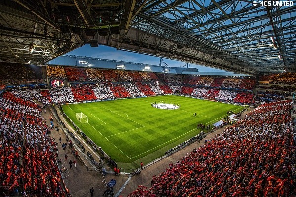 In een uitverkocht Philips Stadion speelde PSV eerst thuis tegen AC Milan.