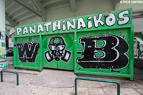 Een van de ingangen naar de tribune van de meest fanatieke fans.