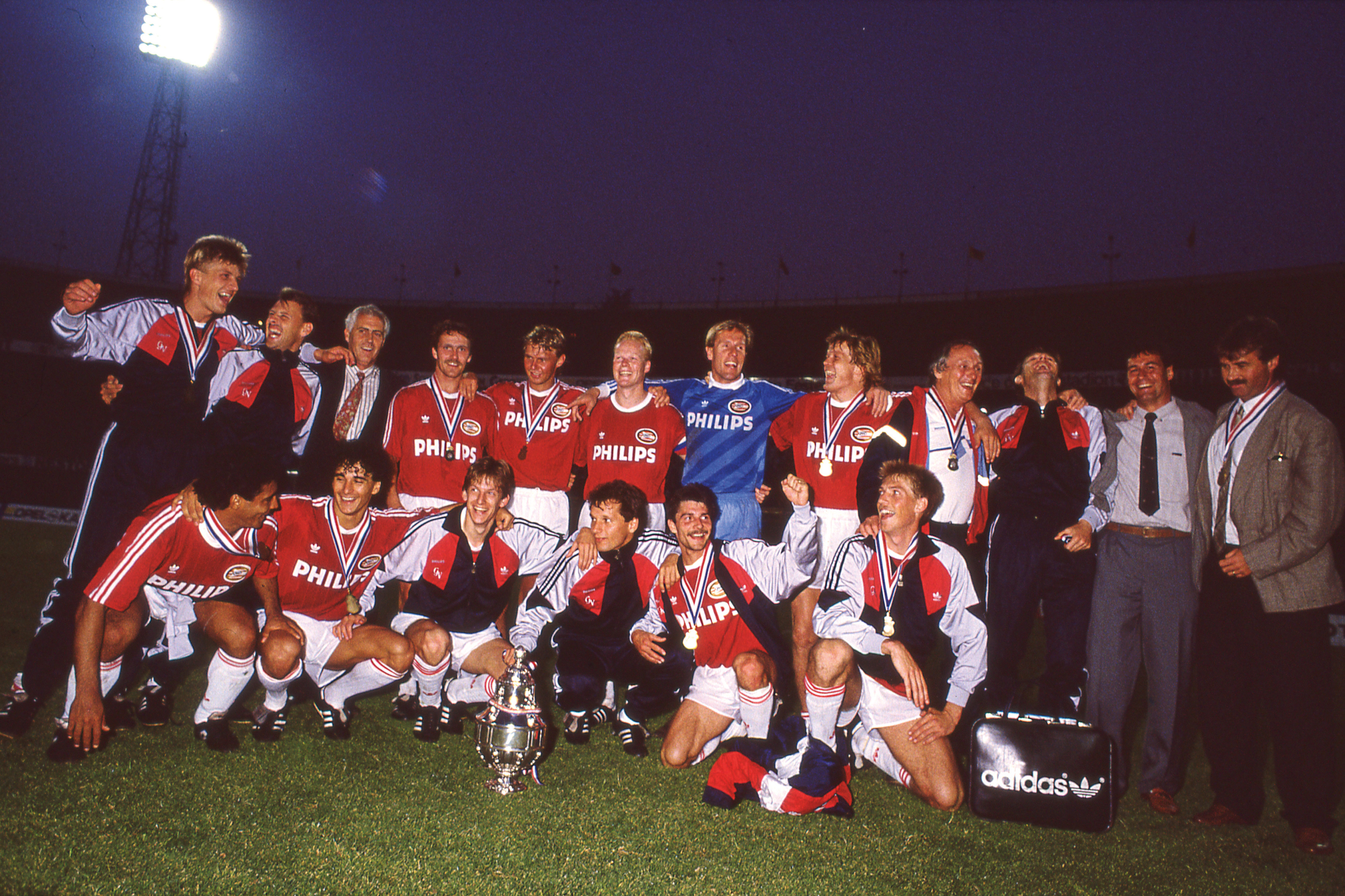 Van de Ven, staand in de bovenste rij naast Lerby viert de bekerwinst van PSV