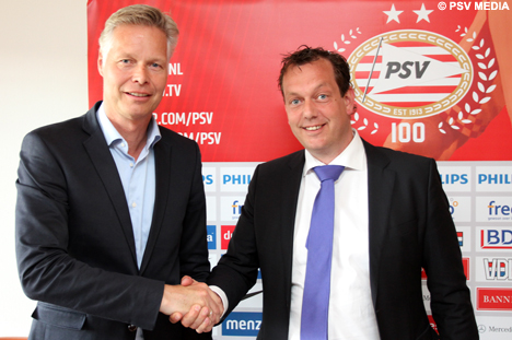Peter Fossen schudt Hans Mekking de hand na de contractondertekening.