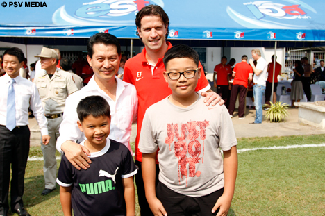 De directeur-generaal van de gevangenis ging met zijn zoons op de foto.