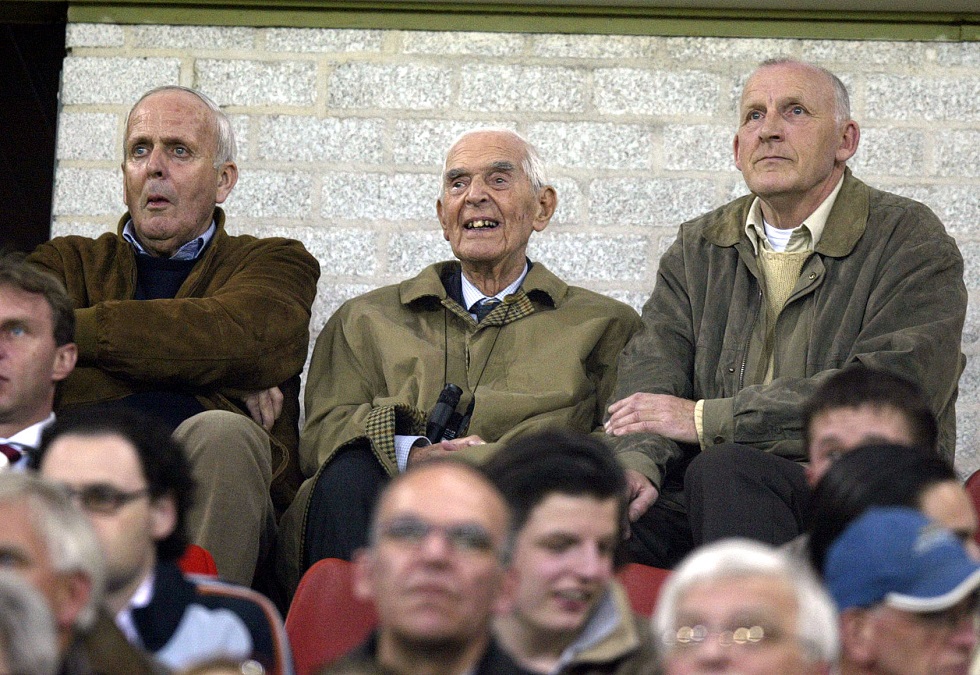 In het midden: 'Meneer Frits' bezocht tot aan zijn dood in 2005 actief de wedstrijden van PSV. Iconisch is de verrekijker die hij meedroeg in het Philips Stadion