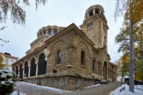 Een van de vele kerken die de stad rijk is.