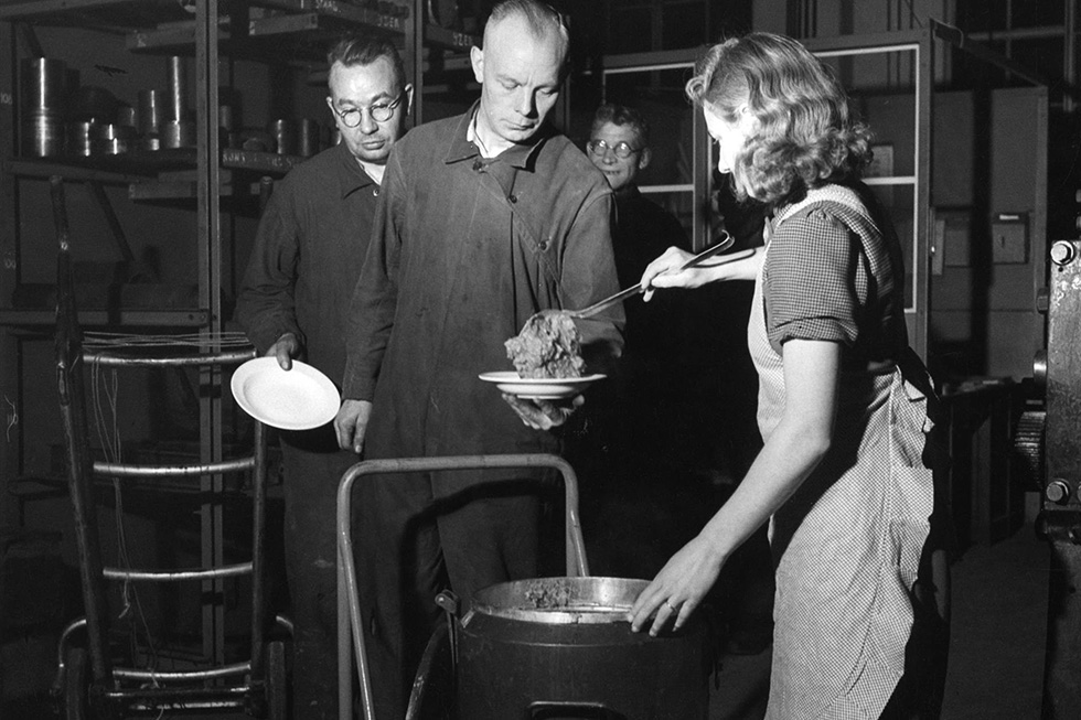 Maaltijdverstrekking door Philips, de zogenaamde Philiprak in de oorlog | &copy; Philips Company Archives