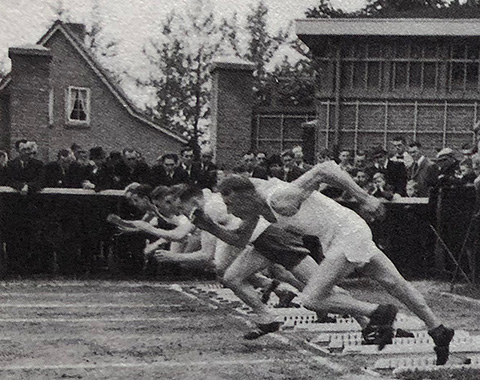 Zeker 20.000 mensen zijn aanwezig bij het Nederlands Kampioenschap atletiek in 1942 | Foto uit Voor Rood-Wit gezongen